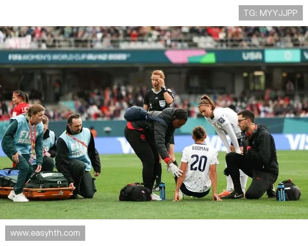 韩国队踢伤国际足球巨星引发争议 球员伤情成焦点媒体广泛关注 韩国队踢伤国际足球巨星引发争议 球员伤情成焦点媒体广泛关注